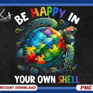 Puede incluir: Un diseño gráfico colorido que presenta una tortuga marina con un caparazón de piezas de rompecabezas. El texto "Be Happy In Your Own Shell" está escrito en colores arcoíris sobre un fondo negro.