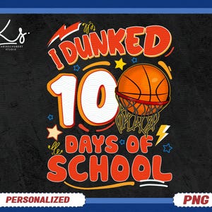 Puede incluir: Un diseño gráfico en blanco y negro con una pelota de baloncesto y el texto "I Dunked 100 Days of School".
