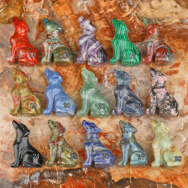 Puede incluir: Veintiocho figuritas de lobo talladas en diferentes tipos de piedra pulida, incluyendo amatista, aventurina verde, obsidiana negra y jaspe. Las figuritas est&aacute;n todas en posici&oacute;n sentada con la cabeza inclinada hacia arriba.
