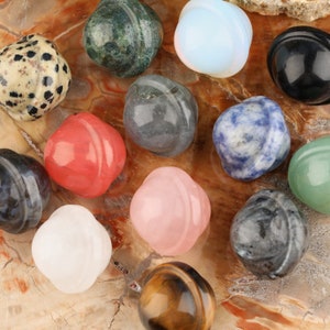 Op de afbeelding: Assortiment van 14 gladde, gepolijste, ronde edelsteenbollen. De bollen zijn in verschillende kleuren en patronen, waaronder groen, blauw, roze, wit, zwart, bruin en grijs.