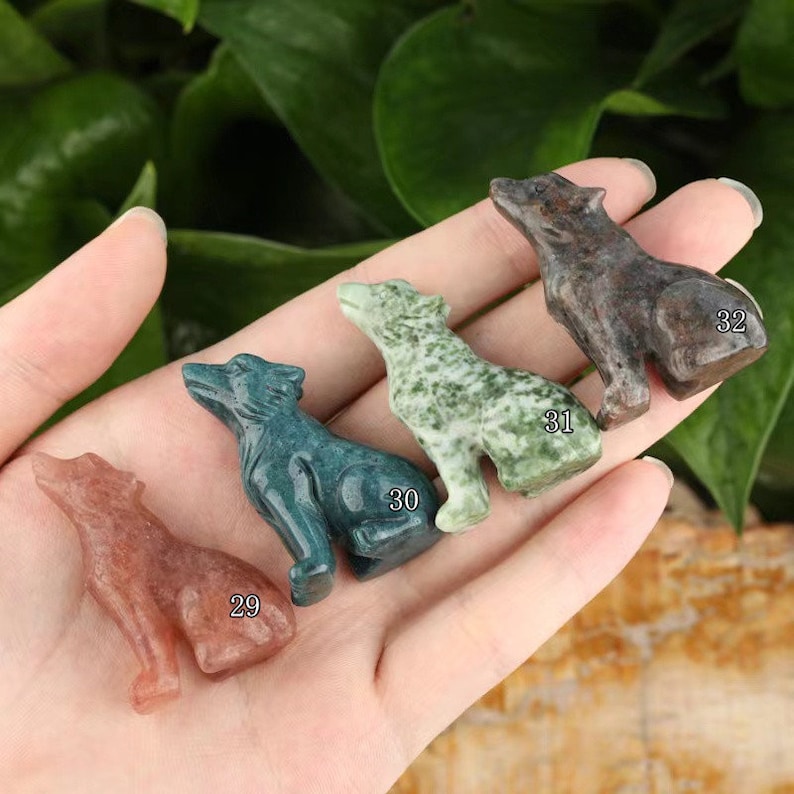 Puede incluir: Cinco figuritas de lobo talladas en diferentes tipos de piedra. Los lobos est&aacute;n en varias poses y est&aacute;n numerados del 29 al 32.