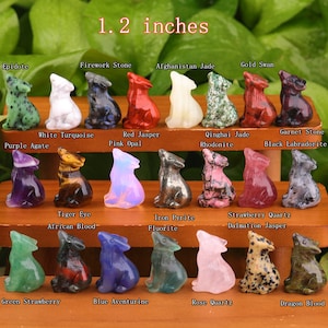 Puede incluir: Una colecci&oacute;n de 18 peque&ntilde;as figuritas de lobo talladas en diversas piedras preciosas, incluyendo amatista, ojo de tigre, jaspe rojo y cuarzo rosa. Cada figurita mide aproximadamente 3 cm de alto.
