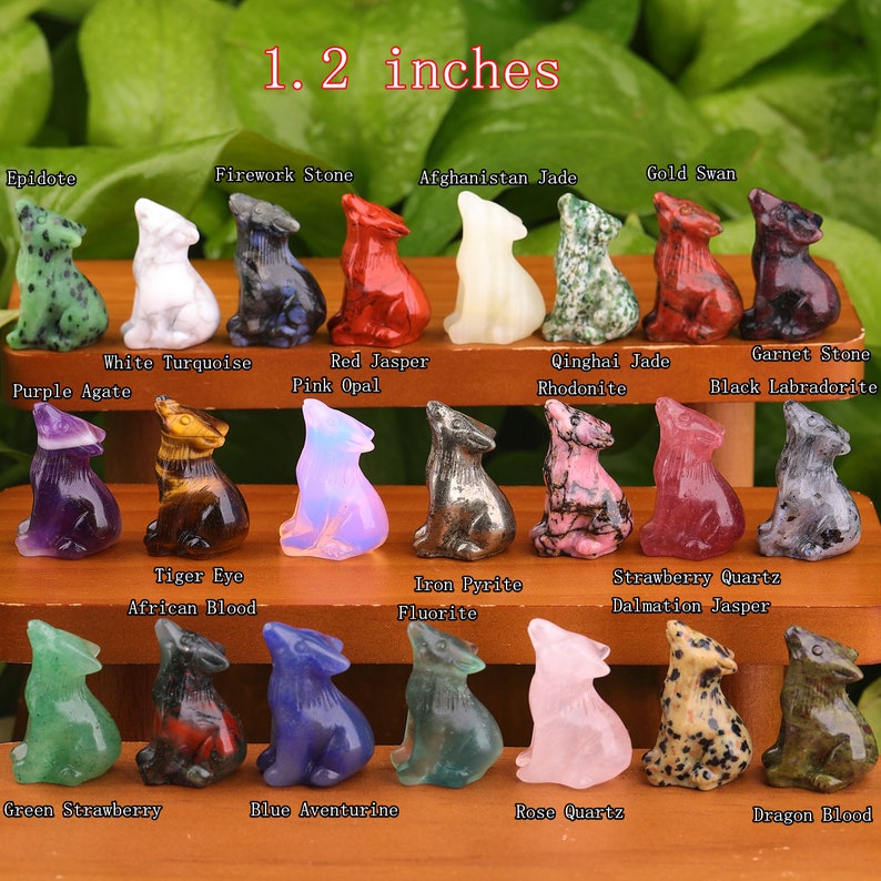 Puede incluir: Una colecci&oacute;n de 18 peque&ntilde;as figuritas de lobo talladas en diversas piedras preciosas, incluyendo amatista, ojo de tigre, jaspe rojo y cuarzo rosa. Cada figurita mide aproximadamente 3 cm de alto.