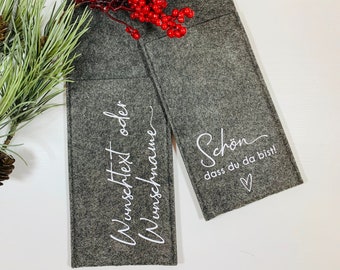 Könnte beinhalten: Zwei graue Filz-Geschenkbeutel mit weißem Text. Ein Beutel sagt "Wunschtext oder Wunschname" und der andere sagt "Schön dass du da bist!" mit einem Herzen.