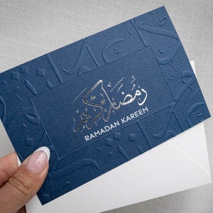 Tarjeta de felicitación islámica de Ramadán Kareem / Tarjeta musulmana de lujo con caligrafía árabe en relieve / Juego de tarjeta y sobre islámicos con láminas de plata y azul