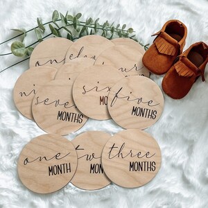 Marcadores de hitos redondos para bebés / hitos de madera para bebés / conjuntos de hitos modernos / tarjetas de hitos para bebés / accesorios fotográficos mensuales para bebés