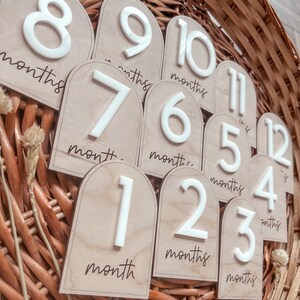 Marqueurs de jalons de bébé arqués | Jalons de bébé en bois | Jalons mensuels acryliques | Cartes d'étape de bébé | Accessoire photo mensuel pour bébé