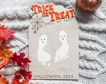 DIY Halloween Footprints Sign | Trick or Treat, Smell My Feet Craft | Kids Halloween Sign | Baby's First Halloween | Halloween DIY Painting