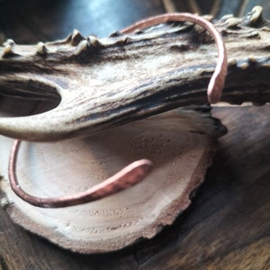 Pulsera de cobre o latón martillada con torque