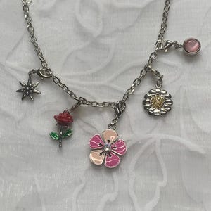 Charm bracelet flowers, curb chain 20.5 cm, collectible bracelet with flower charm pendant, charm bracelet floral, bracelet with charm pendant