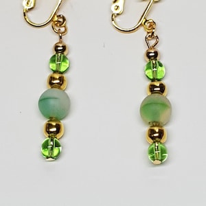 Green-tone ear clips, green-gold earrings, long green earrings, green-gold pearl ear clips, delicate elegant clips, long green earrings