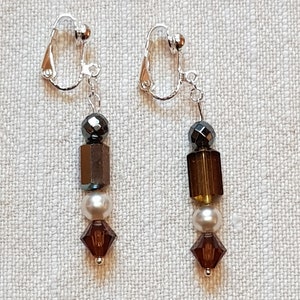 Clip-on earrings in brown, earrings with brown pearls, earrings in brown, elegant clip-on earrings with brown pearls, with silicone clip padding