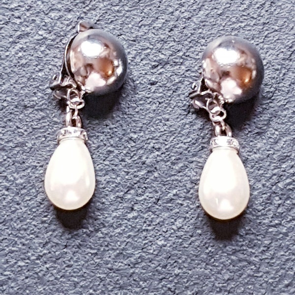 Ohrclips mit Perlentropfen, Ohrhänger Perlen weiß, Ohrschmuck Perlen festlich, Ohrclips weiße Perlen, Hochzeitclips mit Silikon-Clip-Polster