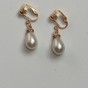 Ear clips with pearl drops, gold-plated earrings, pearl ear clips, pearl drop ear clip, earrings pearls, with silicone clip padding