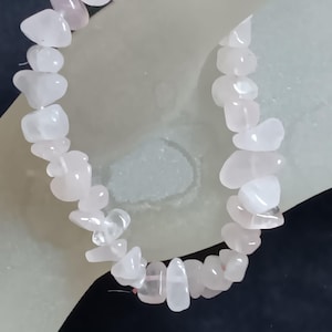 Bracelet with rose quartz beads or rose quartz splinters, bracelet with healing stones, bracelet with natural stones, bracelet with rose quartz splinters