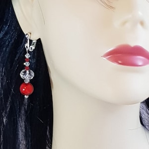 Clip-on earrings with bright red and clear pearls, elegant earrings, long earrings, red pearl clip-on earrings, long pearl clips, with silicone clip padding