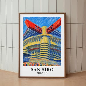 Könnte beinhalten: Ein gerahmter Kunstdruck des San Siro-Stadions in Mailand, Italien. Das Kunstwerk zeigt einen farbenfrohen, impressionistischen Stil mit blauem Himmel, roten Akzenten und gelben und blauen Stadiondetails. Der Text "SAN SIRO MILANO" befindet sich unten.