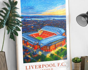 Puede incluir: Una impresión artística enmarcada del estadio de Anfield, sede del Liverpool F.C., con una ilustración colorida y detallada. La obra presenta la arquitectura del estadio, la ciudad circundante y el texto "LIVERPOOL F.C. ANFIELD" en rojo.