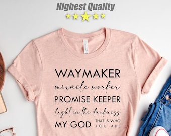 Może przedstawiać: Różowy T-shirt z czarnym tekstem, który brzmi "WAYMAKER miracle worker PROMISE KEEPER light in the darkness THAT IS WHO MY GOD YOU ARE".
