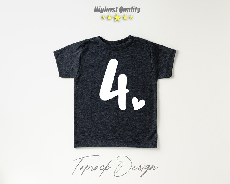 K&ouml;nnte beinhalten: Ein dunkelgraues T-Shirt mit einer wei&szlig;en Zahl "4" und einem kleinen Herz auf der Vorderseite. Das Shirt ist aus einem weichen, bequemen Material.