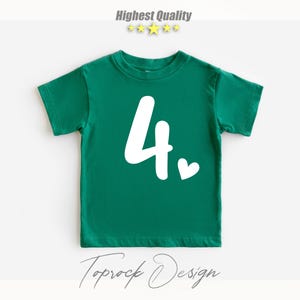 K&ouml;nnte beinhalten: Ein gr&uuml;nes T-Shirt mit kurzen &Auml;rmeln, auf dem vorne eine wei&szlig;e Zahl "4" und ein kleines Herz zu sehen sind.