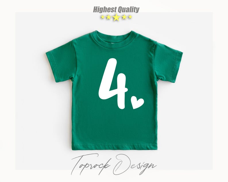 K&ouml;nnte beinhalten: Ein gr&uuml;nes T-Shirt mit kurzen &Auml;rmeln, auf dem vorne eine wei&szlig;e Zahl "4" und ein kleines Herz zu sehen sind.