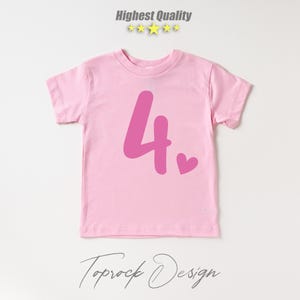 K&ouml;nnte beinhalten: Rosa T-Shirt mit einer pinkfarbenen Zahl vier und einem pinkfarbenen Herzen auf der Vorderseite. Das Shirt tr&auml;gt den Schriftzug "Toprock Design" unten.