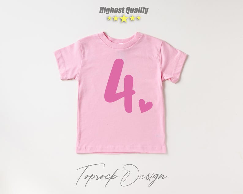 K&ouml;nnte beinhalten: Rosa T-Shirt mit einer pinkfarbenen Zahl vier und einem pinkfarbenen Herzen auf der Vorderseite. Das Shirt tr&auml;gt den Schriftzug "Toprock Design" unten.