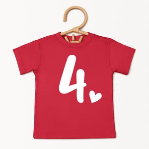 K&ouml;nnte beinhalten: Rotes T-Shirt mit kurzen &Auml;rmeln, einer wei&szlig;en Zahl "4" und einem kleinen wei&szlig;en Herz.