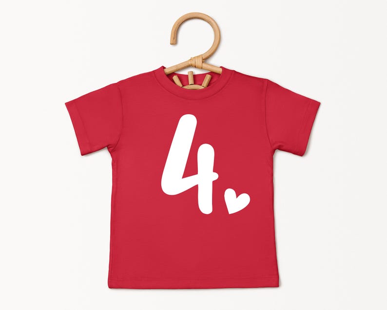 K&ouml;nnte beinhalten: Rotes T-Shirt mit kurzen &Auml;rmeln, einer wei&szlig;en Zahl "4" und einem kleinen wei&szlig;en Herz.