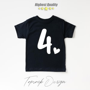 K&ouml;nnte beinhalten: Schwarzes T-Shirt mit kurzen &Auml;rmeln, einer wei&szlig;en Zahl "4" und einem kleinen Herz-Design. Das Shirt ist eine tolle Option f&uuml;r eine Geburtstagsfeier.