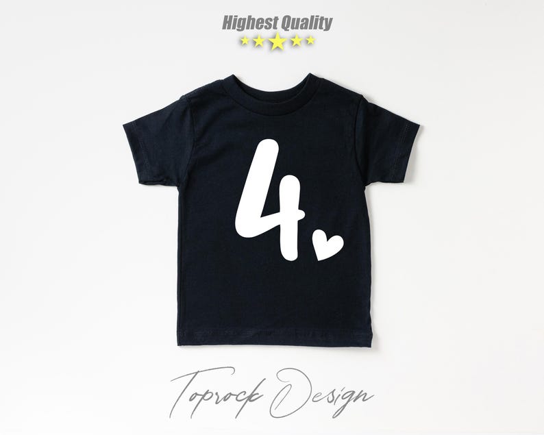 K&ouml;nnte beinhalten: Schwarzes T-Shirt mit kurzen &Auml;rmeln, einer wei&szlig;en Zahl "4" und einem kleinen Herz-Design. Das Shirt ist eine tolle Option f&uuml;r eine Geburtstagsfeier.
