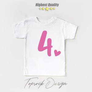 K&ouml;nnte beinhalten: Wei&szlig;es T-Shirt mit einer pinkfarbenen Zahl vier und einem pinkfarbenen Herzen. Das Shirt tr&auml;gt den Schriftzug "Toprock Design" unten.