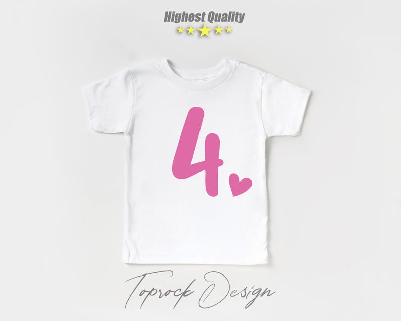 K&ouml;nnte beinhalten: Wei&szlig;es T-Shirt mit einer pinkfarbenen Zahl vier und einem pinkfarbenen Herzen. Das Shirt tr&auml;gt den Schriftzug "Toprock Design" unten.