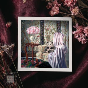 Puede incluir: Una impresión artística cuadrada que presenta una ilustración detallada de una zarigüeya sentada en un sillón floral. Una pequeña mesa sostiene un jarrón con flores rosas. El fondo incluye papel pintado floral y tela drapeada.