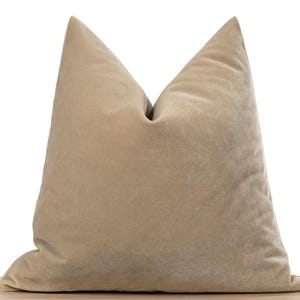 Fodera per cuscino in velluto marrone chiaro • Fodera per cuscino europeo in velluto beige • Fodera per cuscino da lancio in tinta unita marrone chiaro • Realizzata in morbido tessuto di velluto • Tutte le taglie