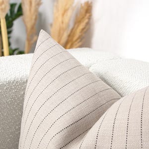 Gestreifte Leinen Kissenbezug | Hellbraunes beiges gewebtes Kissen im Boho-Farmhaus-Stil