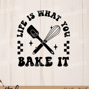 Puede incluir: Diseño gráfico en blanco y negro con un batidor de alambre y una espátula cruzados. El texto dice "Life is what you bake it" en una fuente retro.