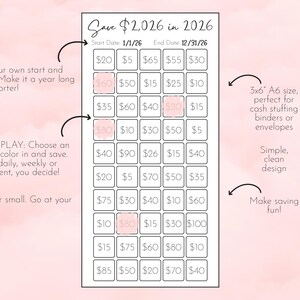 Pu&ograve; includere: Un tracker di risparmio rosa e bianco con la scritta "Risparmia $2.026 nel 2026". Il tracker ha caselle con importi da colorare e istruzioni per scegliere una data di inizio e fine. Misura 7,6 x 15,2 cm.