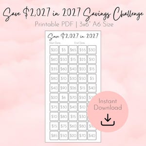 Puede incluir: Un rastreador de ahorros en PDF imprimible de color blanco con el texto Save $2,027 in 2027. La cuadrícula presenta filas de casillas con varios montos en dólares, etiquetadas como Start Date y End Date, de 7,62x15,24 cm tamaño A6 con icono.