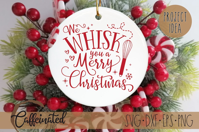 Pu&ograve; includere: Ornamento natalizio in ceramica bianca con testo rosso che recita "We Whisk You a Merry Christmas" e un'illustrazione di una frusta. L'ornamento &egrave; circondato da bacche rosse, verde e bastoncini di zucchero.