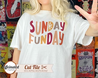 Może przedstawiać: Biała koszulka z napisem "SUNDAY FUNDAY" w kolorowych, stylizowanych literach. Litery są w odcieniach pomarańczowego, czerwonego, brązowego i żółtego.