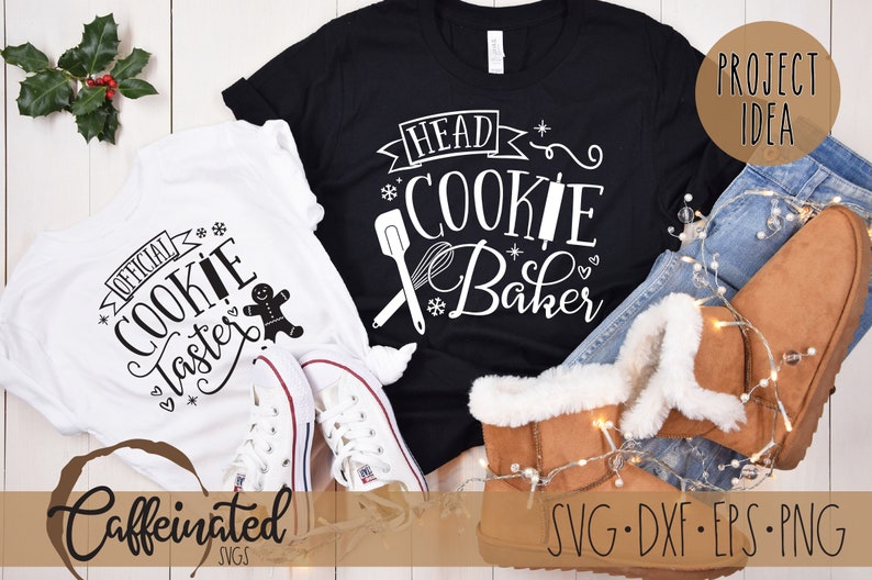 Pu&ograve; includere: Due magliette, una bianca e una nera, con testo a tema festivo. La maglietta bianca dice "Official Cookie Taster" e la maglietta nera dice "Head Cookie Baker". L'immagine include jeans, stivali e vegetazione festiva.
