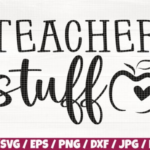 Puede incluir: Diseño gráfico en blanco y negro con el texto "Teacher stuff" y una manzana estilizada con un corazón en su interior.
