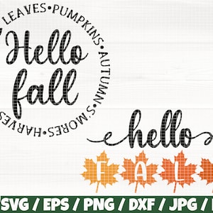 Puede incluir: Diseño gráfico en blanco y negro con el texto "Hello fall" en un círculo rodeado de las palabras "Leaves, Pumpkins, Autumn, More's, Harvest". Debajo del círculo, el texto "hello fall" con la palabra "fall" en cuatro hojas de arce naranja, amarillo y rojo.