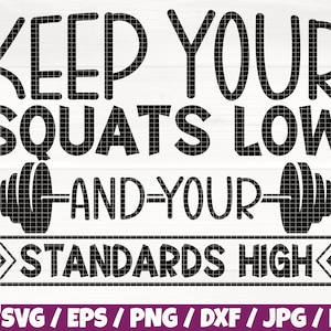 Puede incluir: Diseño gráfico en blanco y negro con el texto "KEEP YOUR SQUATS LOW -AND-YOUR- STANDARDS HIGH" con una barra de pesas a cada lado del texto.