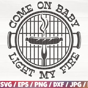 Può includere: Grafica in bianco e nero di una griglia con un hot dog sopra. Il testo intorno alla griglia dice "Come on baby light my fire".