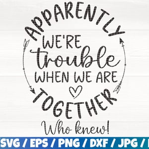 以下が含まれることがあります： 「APPARENTLY WE'RE trouble WHEN WE ARE TOGETHER Who knew!」というテキストが円形に配置された白黒のグラフィックデザイン。矢印とハートのシンボルが含まれています。画像の下部にはファイルタイプのオプションが表示されています。