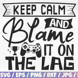 以下が含まれることがあります： 「KEEP CALM AND BLAME IT ON THE LAG」というテキストが入った白黒のグラフィックデザイン。デザインにはゲームコントローラー、トロフィー、ファイル形式のSVG、EPS、PNG、DXF、JPG、PDFが含まれています。
