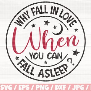 Könnte beinhalten: Schwarz-weißes kreisförmiges Design mit dem Text "WHY FALL IN LOVE WHEN YOU CAN FALL ASLEEP?" in einem schwarzen Kreis mit Sternen und einem Halbmond. Das Wort "When" ist rot.